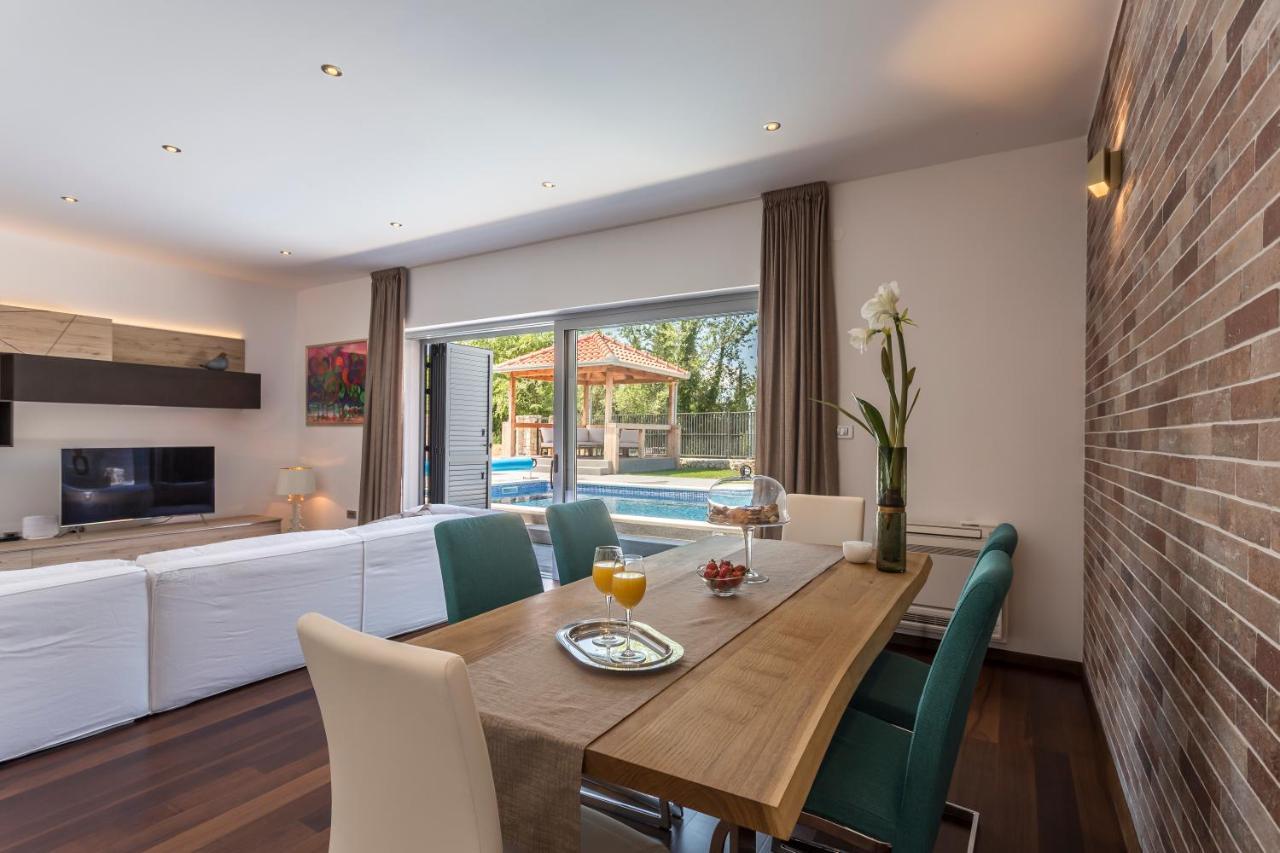 Luxury Sarina With Pool In Center Vila Split