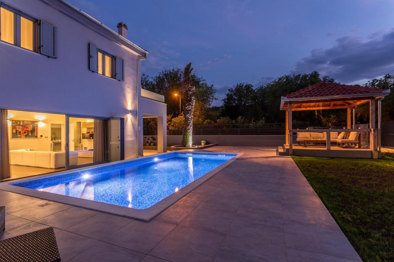 Vila Luxury Sarina With Pool In Center Split