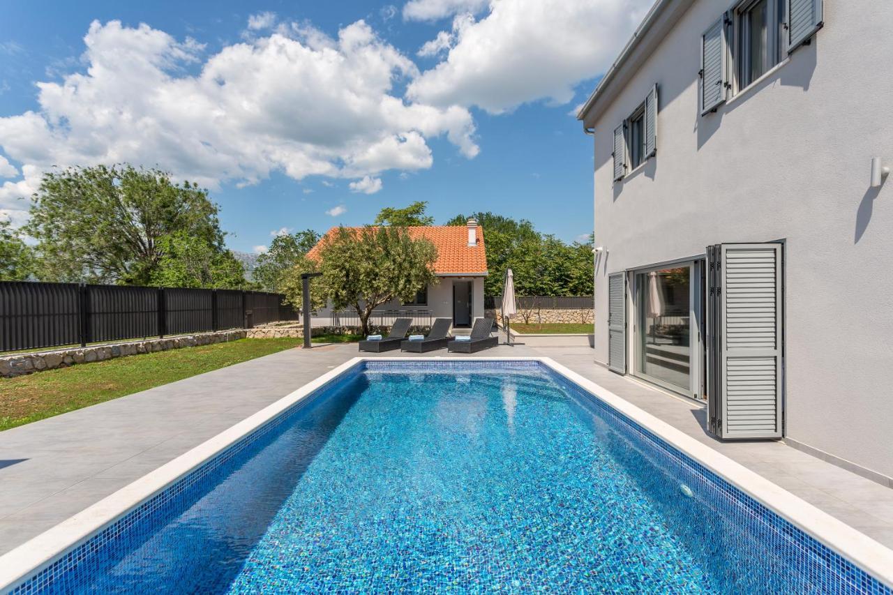 Luxury Sarina With Pool In Center Villaer