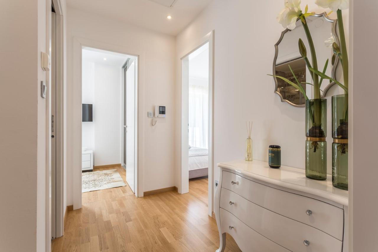 Luxury Sarina With Pool In Center Vila Split