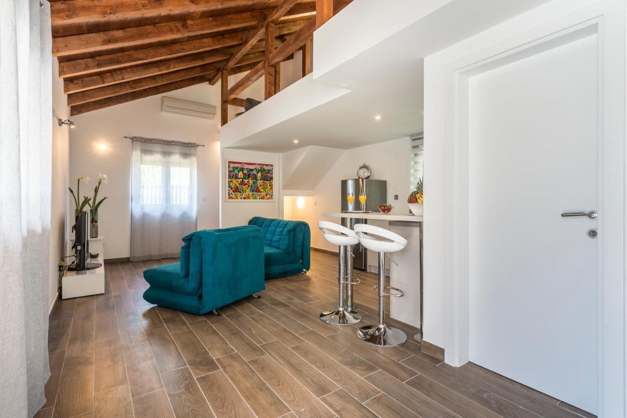 Vila Luxury Sarina With Pool In Center Split