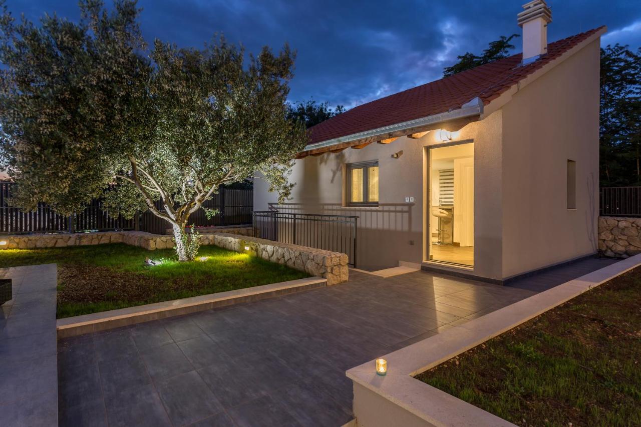Luxury Sarina With Pool In Center Vila Split