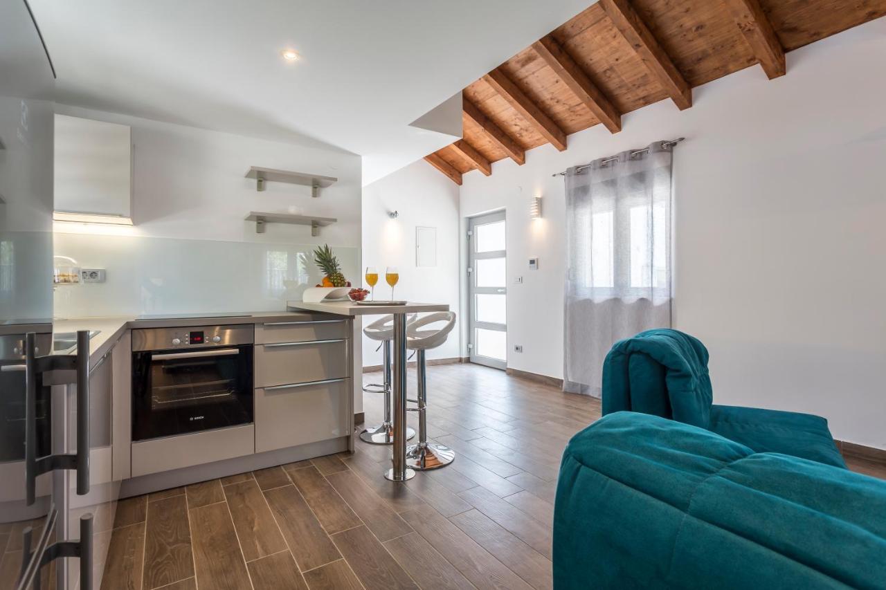 Luxury Sarina With Pool In Center *