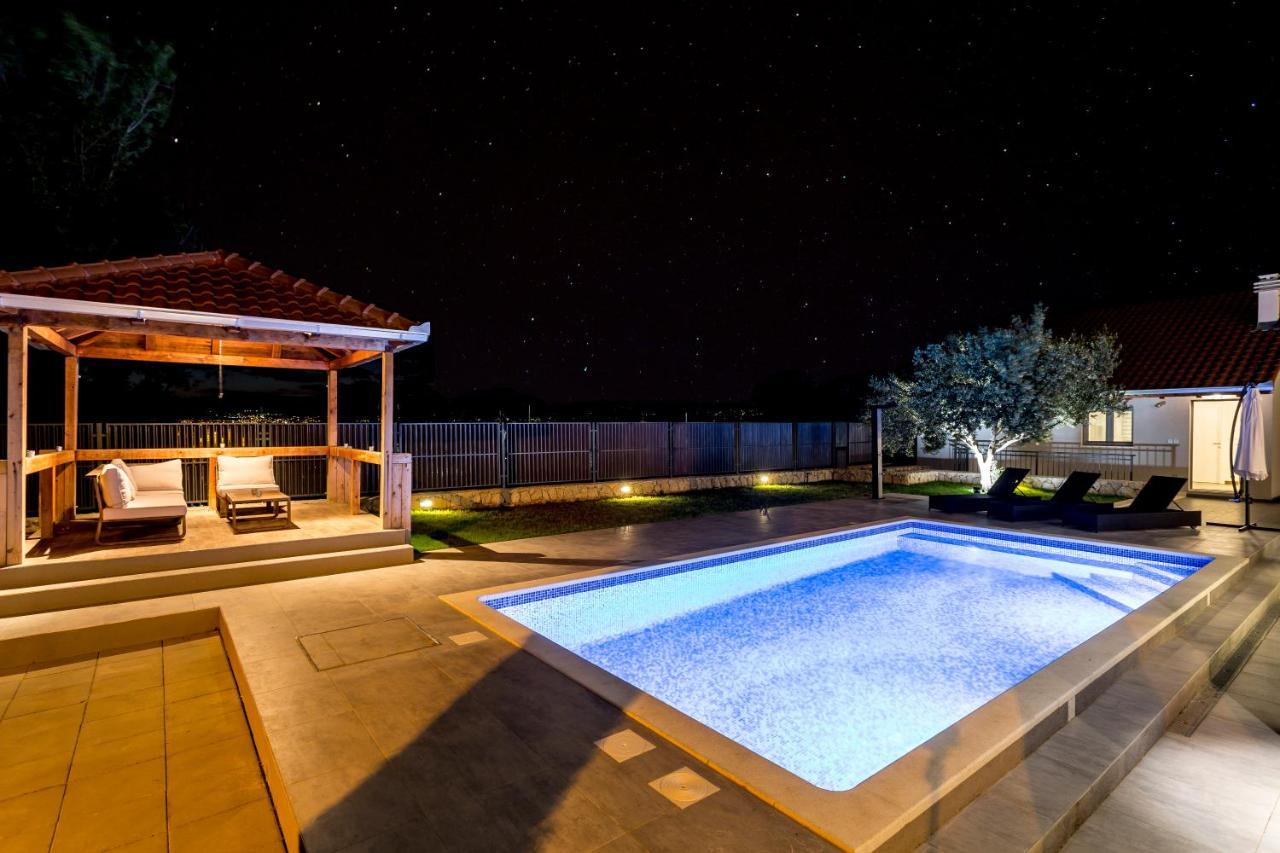 Luxury Sarina With Pool In Center Vila *