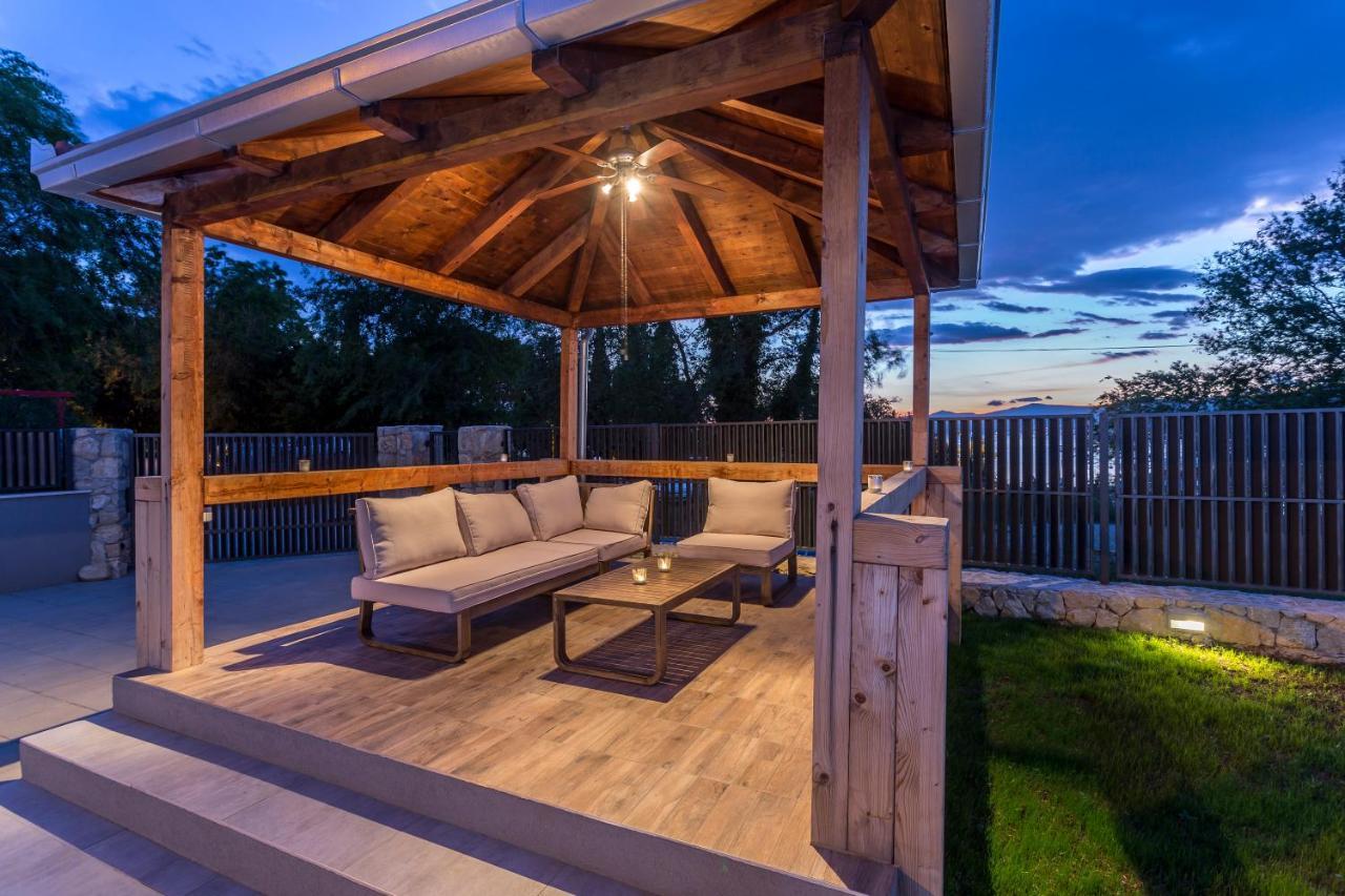 Vila Luxury Sarina With Pool In Center
