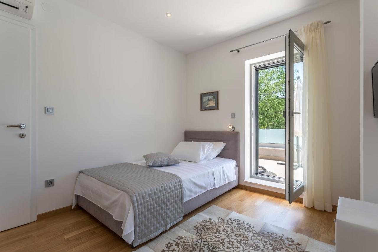 Luxury Sarina With Pool In Center Vila