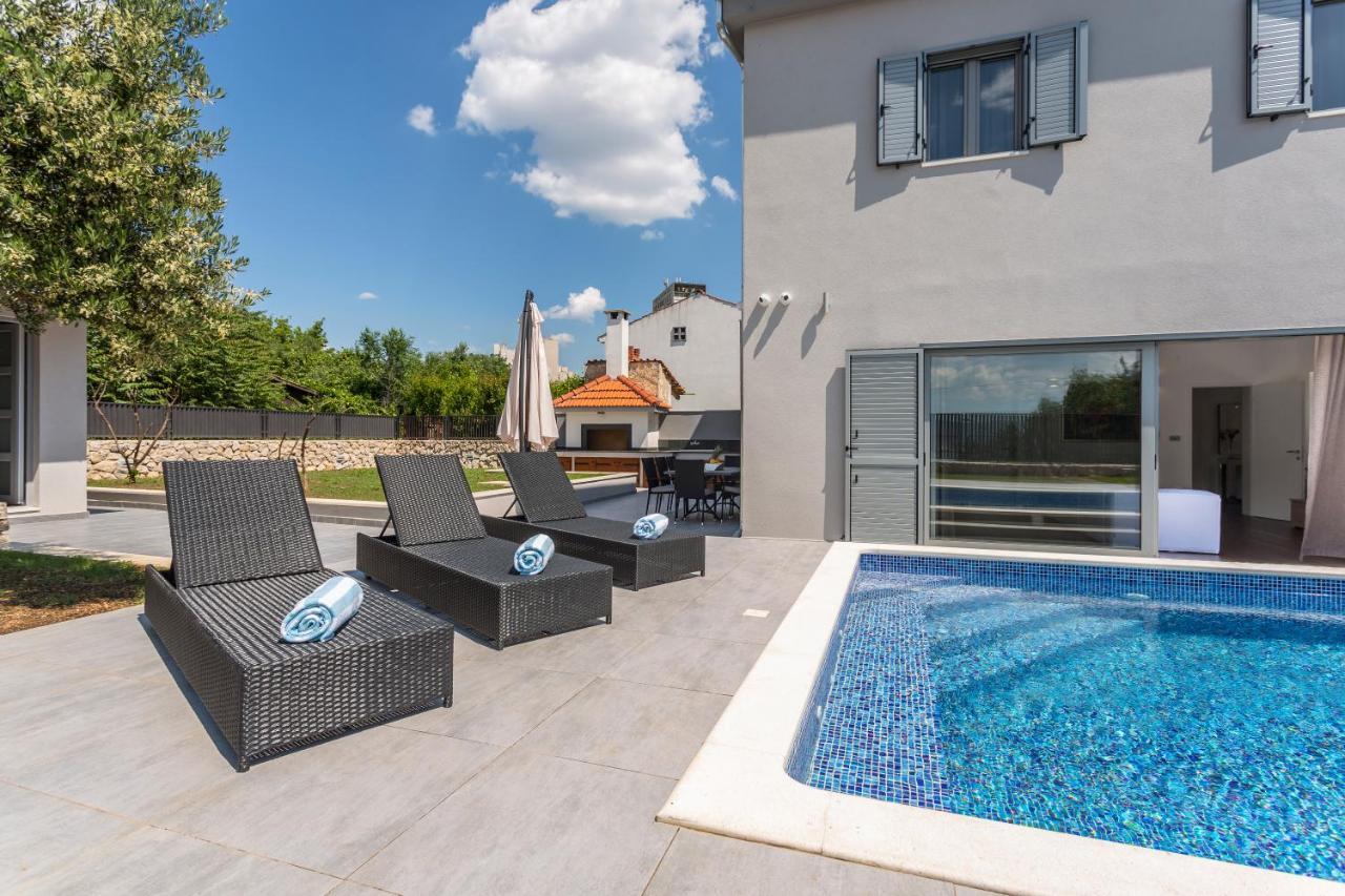 Vila Luxury Sarina With Pool In Center