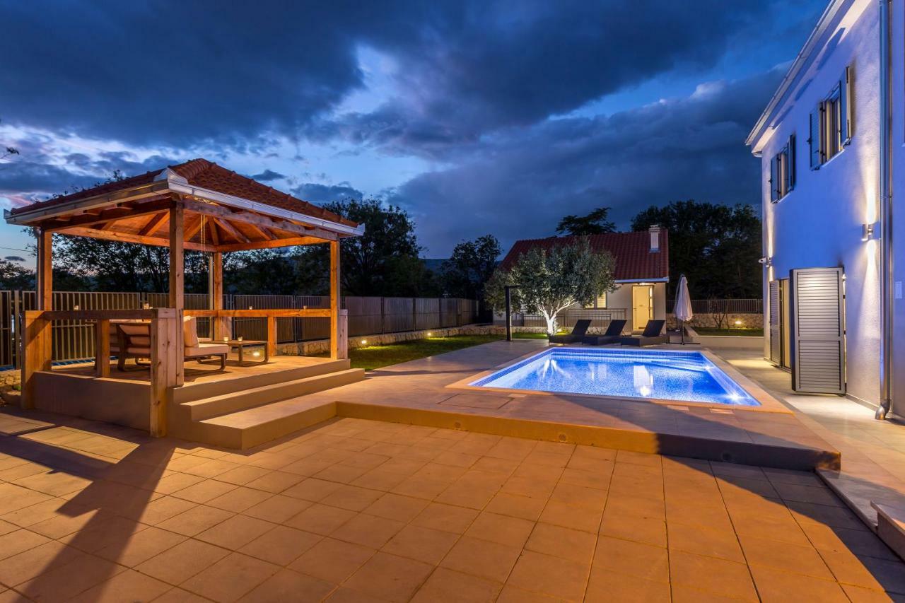 Vila Luxury Sarina With Pool In Center