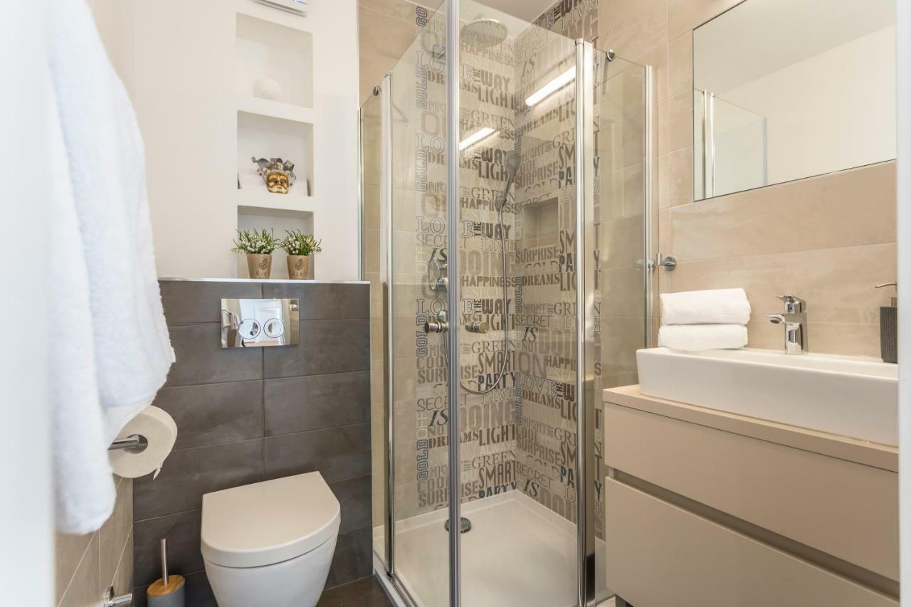 Luxury Sarina With Pool In Center Vila