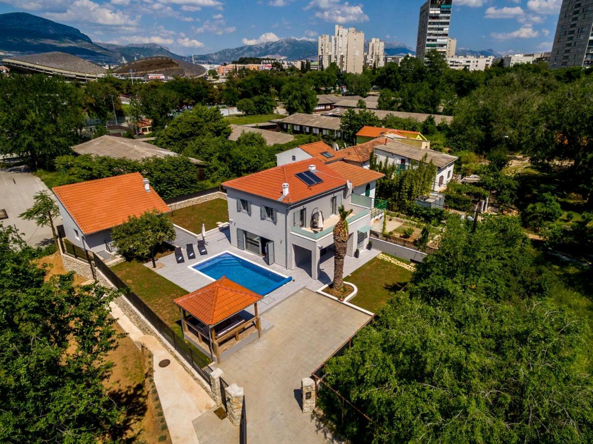 Luxury Sarina With Pool In Center Vila Split