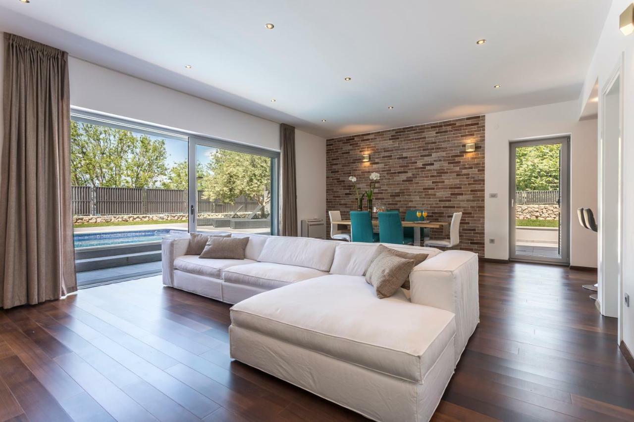 Vila Luxury Sarina With Pool In Center Split